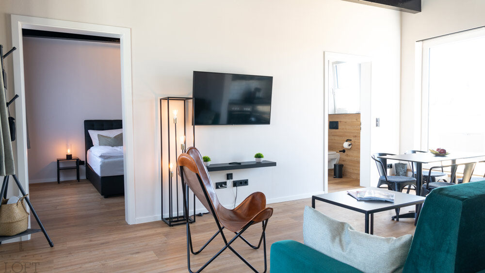 Lüttes Loft Eckernförde - Blick ins Schlafzimmer, Wohnzimmer und Badezimmer