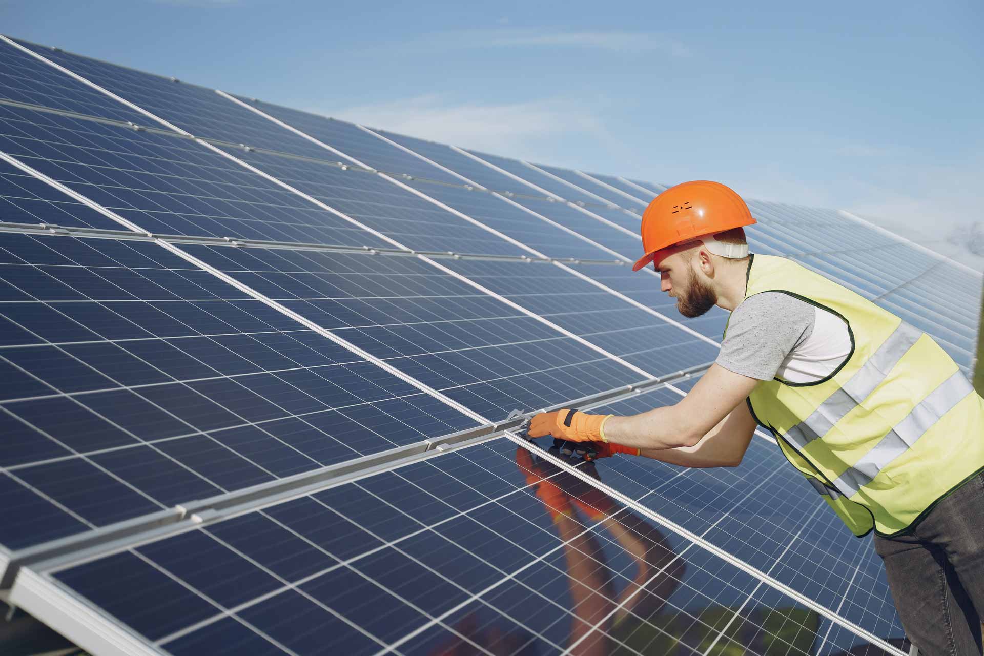 Ein Arbeiter montiert Solarpanels