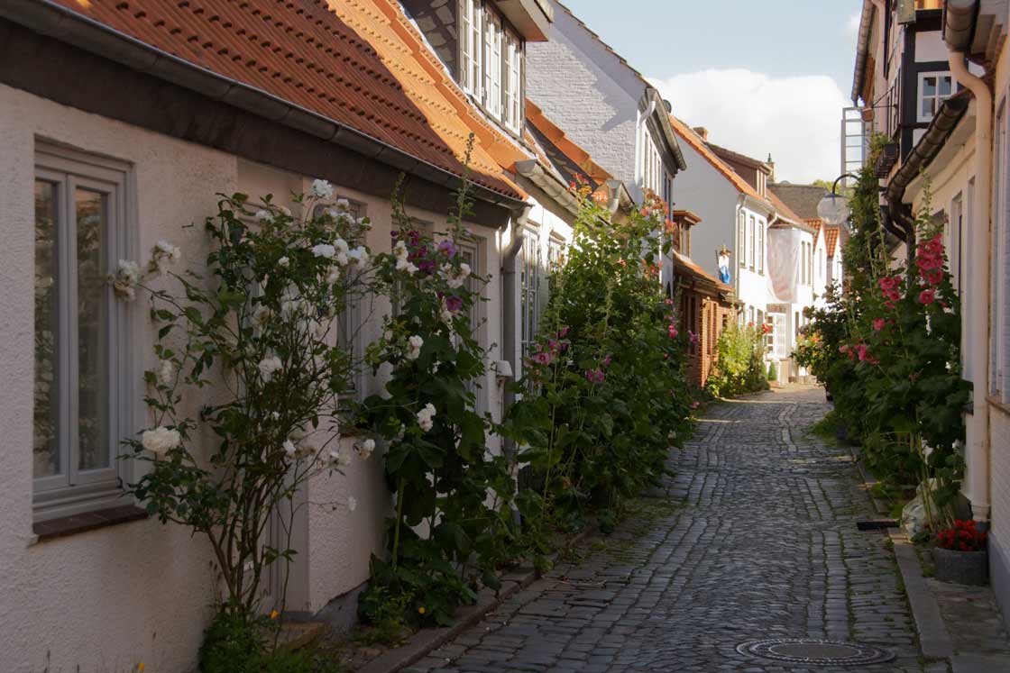 Eine gemütliche Altstadt Gasse in Eckernförde