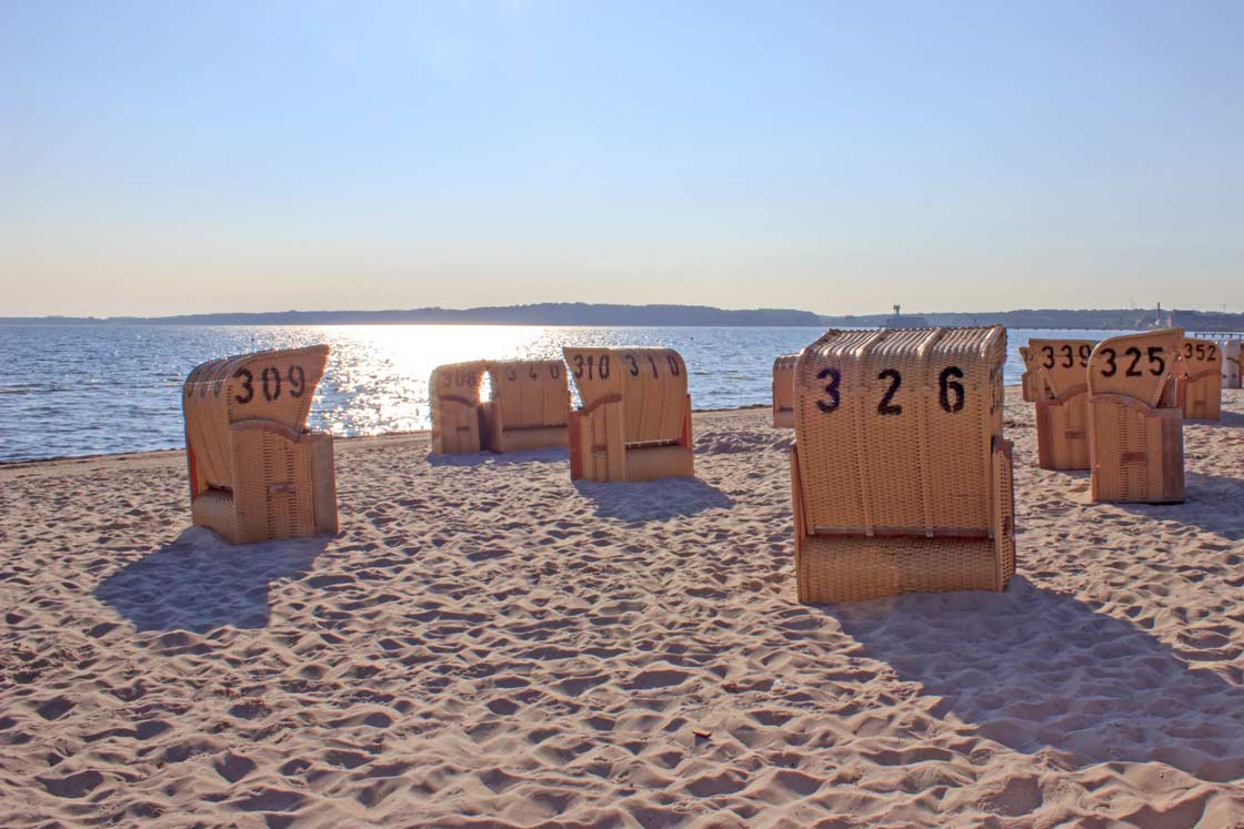 Blick auf die Eckernförder Bucht mit Strandkörben