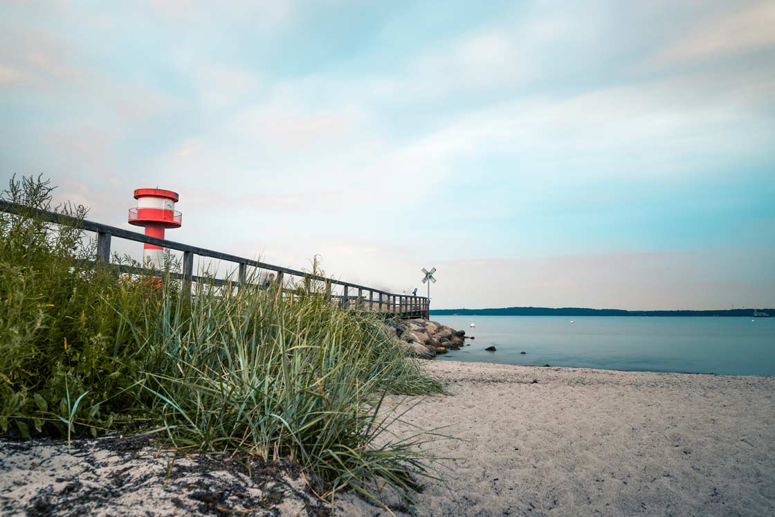 Blick auf die Eckernförder Bucht mit Leuchtturm