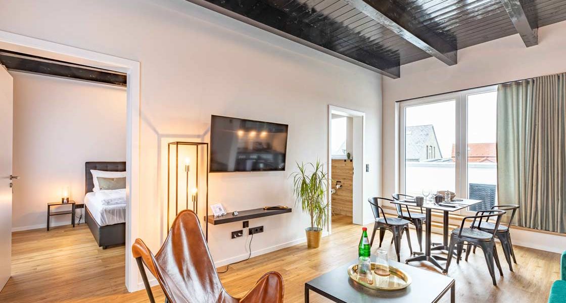 Lüttes Loft Eckernförde - Blick in Wohnbereich und Schlafzimmer