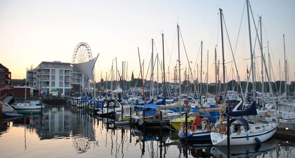 Blick in den ruhigen Eckernförder Hafen zur Abendzeit