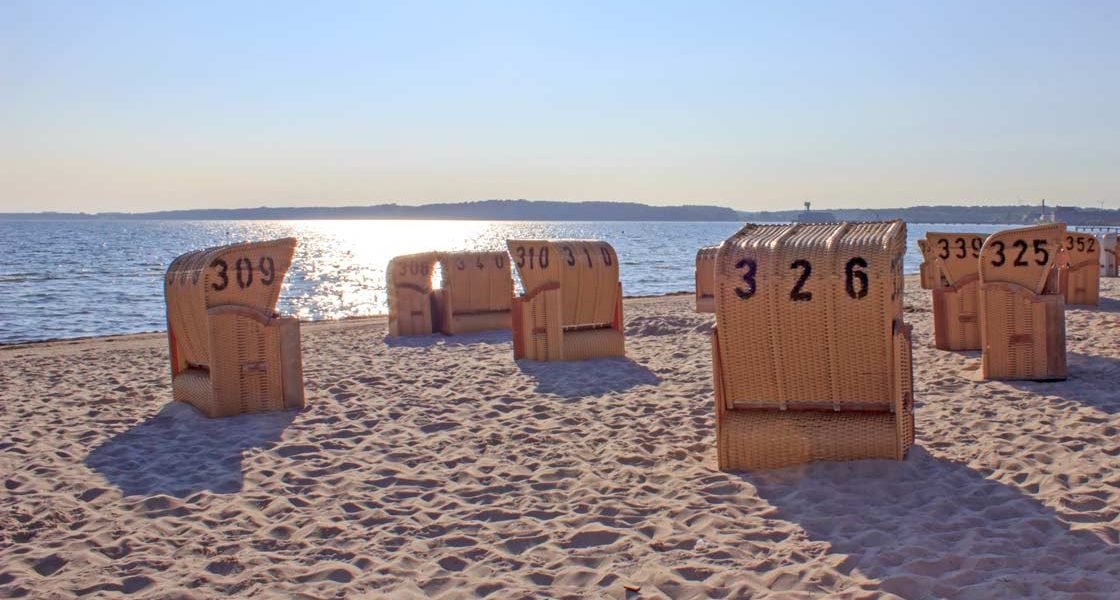 Blick auf die Eckernförder Bucht mit Strandkörben