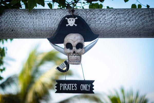 Bild eines geschnitzten Piraten-Totenkopfes