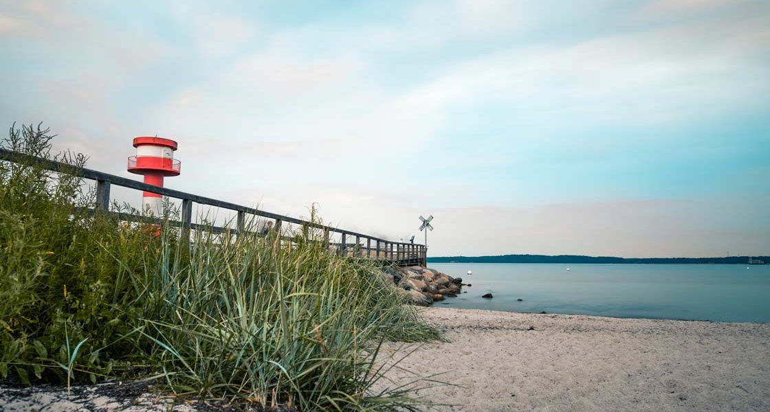 Blick auf die Eckernförder Bucht mit Leuchtturm